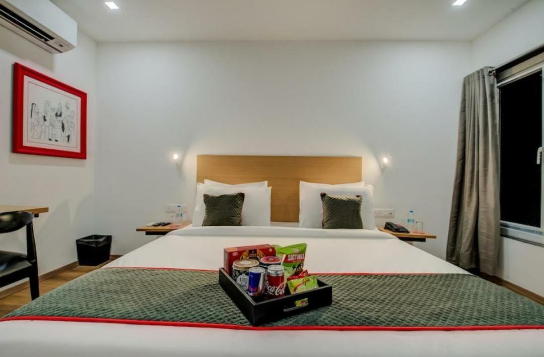 Hotel Town Plaza Poona Buitenkant foto