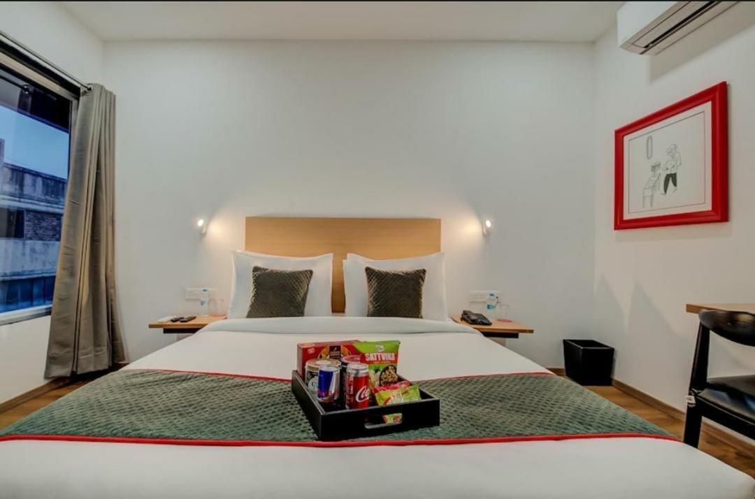 Hotel Town Plaza Poona Buitenkant foto